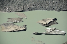 Schotter-/Eis-Inseln im See