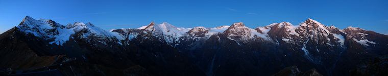 Panoramaaufnahme: Glocknergruppe in der Morgendämmerung