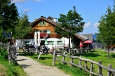 Mitterfeld-Almhütte