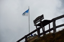 Fahne im Wind, Sitzbank